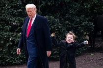 Khoảnh khắc con trai tỷ phú Musk chạy nhảy bên ông Trump gây sốt