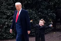 Khoảnh khắc con trai tỷ phú Musk chạy nhảy bên ông Trump gây sốt