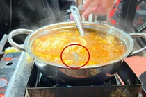 Loạt vụ phát hiện dị vật trong món ăn gây xôn xao