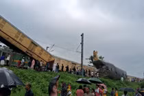 Hiện trường hai đoàn tàu đâm nhau ở Ấn Độ, nhiều thương vong