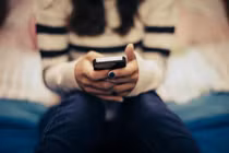 Gọi điện cho vợ hơn 100 lần mỗi ngày, chồng nhận kết đắng