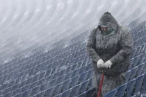 Toàn cảnh nước Mỹ chìm trong băng giá, hơn 90 người chết