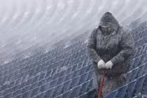 Toàn cảnh nước Mỹ chìm trong băng giá, hơn 90 người chết