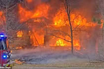 Kinh hãi máy bay lao xuống nhà dân, bốc cháy ngùn ngụt