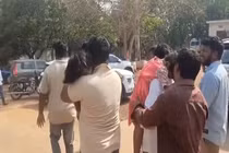 Bị “nhốt” trong ô tô giữa trời nắng, hai bé gái tử vong