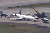 Máy bay gãy đuôi, hỏng cánh sau va chạm trên đường băng