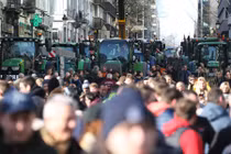 Cảnh nông dân đưa 1.300 máy kéo chặn đường ở Bỉ