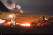 Máy bay chở khách bốc cháy sau khi lao khỏi đường băng 