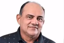 Đang nói chuyện với mẹ vợ trước nhà, nghị sĩ bị bắn tử vong