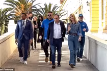 Ivanka mặc giản dị, phát đồ cứu trợ cho nạn nhân cháy rừng