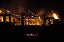 Bé trai 12 tuổi lao vào nhà cháy cứu người thân