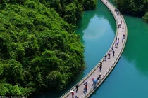 Cận cảnh cầu gỗ không trụ chịu được sức nặng 10.000 người