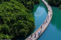 Cận cảnh cầu gỗ không trụ chịu được sức nặng 10.000 người