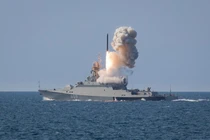 Ukraine: Tàu Nga mang hơn 100 tên lửa Kalibr lởn vởn trên biển
