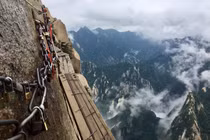 Cận cảnh con đường leo núi nguy hiểm nhất thế giới