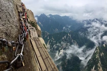 Cận cảnh con đường leo núi nguy hiểm nhất thế giới