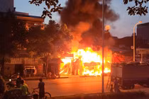 Đang cháy lớn tại Tứ Hiệp, Thanh Trì, Hà Nội, có người thương vong