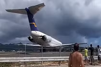 Đứng sau phi cơ chụp ảnh, du khách bị thổi bay xuống biển