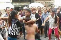 Vợ rủ bạn đánh ghen, lột trần chồng và nhân tình ngay giữa phố