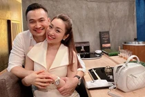 Chi Bảo hạnh phúc bên bạn gái hot girl kém 16 tuổi