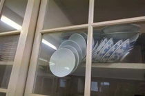 Phải làm sao khi mở tủ lấy đĩa thì nhìn thấy cảnh tượng này