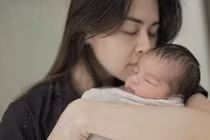 Vợ thường xuyên ở lì trong nhà tắm không chịu chăm con