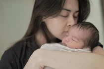 Vợ thường xuyên ở lì trong nhà tắm không chịu chăm con