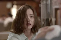 Nửa đêm mẹ chồng nằm ngất trước cửa, tôi sững sờ bị chồng tát