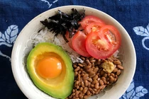 Chuyện lạ, bát cơm ‘nặng mùi’ chảy nhựa vẫn tấm tắc khen ngon