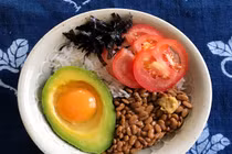 Chuyện lạ, bát cơm ‘nặng mùi’ chảy nhựa vẫn tấm tắc khen ngon