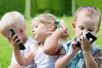 7 việc cực nguy hiểm cha mẹ vẫn 'hồn nhiên' làm với con