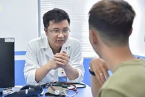 Hít 10 quả bóng cười mỗi tuần, nam thanh niên 26 tuổi liệt thần kinh