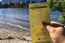 Trúng độc đắc hơn 443 tỷ đồng vì cố mua vé số ở "phút thứ 89"