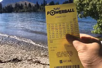 Trúng độc đắc hơn 443 tỷ đồng vì cố mua vé số ở "phút thứ 89"