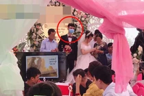 Hot nhất MXH: Chú rể mang khẩu trang lên làm lễ