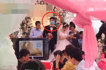 Hot nhất MXH: Chú rể mang khẩu trang lên làm lễ