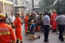 Chồng quỳ xin lỗi vì ngoại tình, hoảng hồn vợ ôm con định nhảy lầu