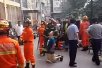 Chồng quỳ xin lỗi vì ngoại tình, hoảng hồn vợ ôm con định nhảy lầu