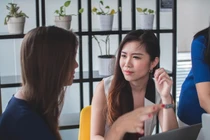 Bực tức khi đi họp lớp bị tình cũ của chồng “cà khịa“