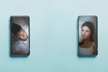 Không thể đụng chạm, đôi yêu xa 'ngủ cùng nhau' qua video call