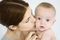 Bé trai sơ sinh 25 ngày tuổi bị suy hô hấp nặng vì "nụ hôn thần chết"