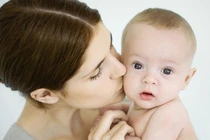 Bé trai sơ sinh 25 ngày tuổi bị suy hô hấp nặng vì "nụ hôn thần chết"