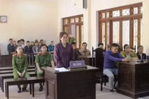 Bị mắng không chịu làm ăn, con gái mua xăng về tưới lên giường đốt mẹ