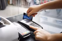 Mất tiền vì thói quen đưa thẻ tín dụng cho nhân viên nhà hàng quẹt hộ