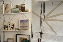 Nhà thuê bốc mùi hôi và chất lỏng kỳ lạ trên tường, phát hoảng khi lên tầng trên