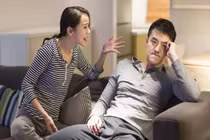 Cho mẹ đẻ 20 triệu chữa bệnh nhưng bị chồng đánh dằn mặt