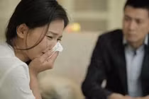 Giữa đám hỏi mẹ anh thốt lên một câu khiến tôi run sợ