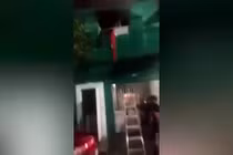 Bị vợ bỏ rơi, người đàn ông hóa điên nhốt 6 con trong nhà rồi phóng hỏa