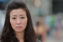 Con trai làm vỡ gạch, điếng người khi thấy thứ nằm dưới