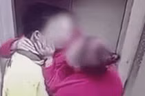 Shipper điển trai bị 2 người phụ nữ trung niên lao đến "cưỡng hôn"